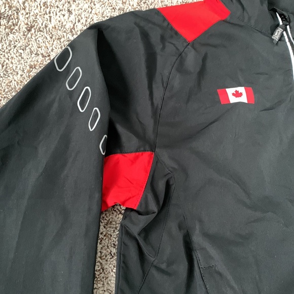 Running Room Run Team Canada Jacket - Picture 3 of 14